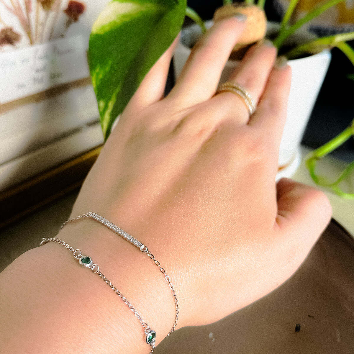 Elegant Silver Bracelet Set with Emerald Green Stone Accents – Minimalist Women’s Jewelry